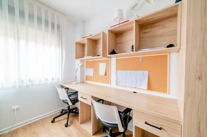 Habitación compartida con escritorio en Logroño