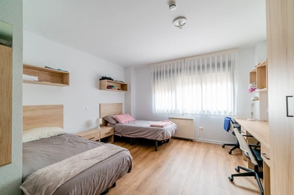 Habitación compartida con escritorio en Logroño