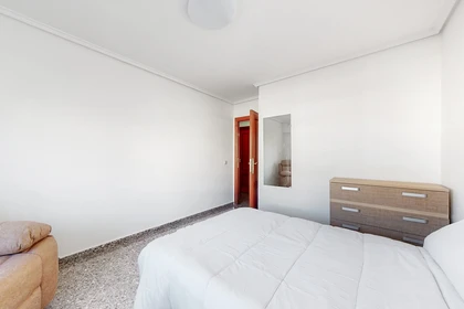 Zimmer mit Doppelbett zu vermieten Torrent