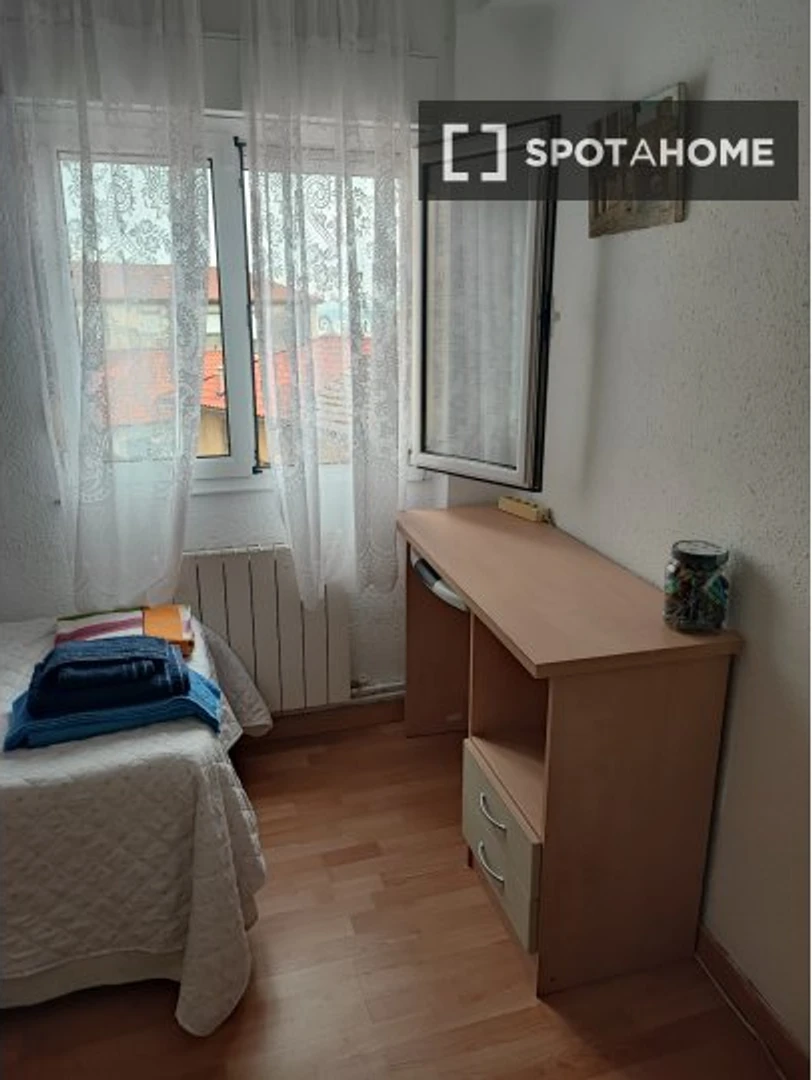 Cheap private room in Santander