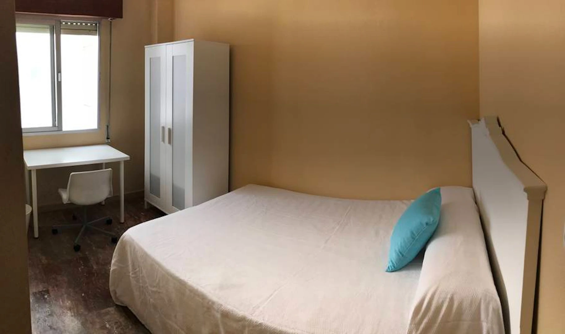 Bright private room in Córdoba