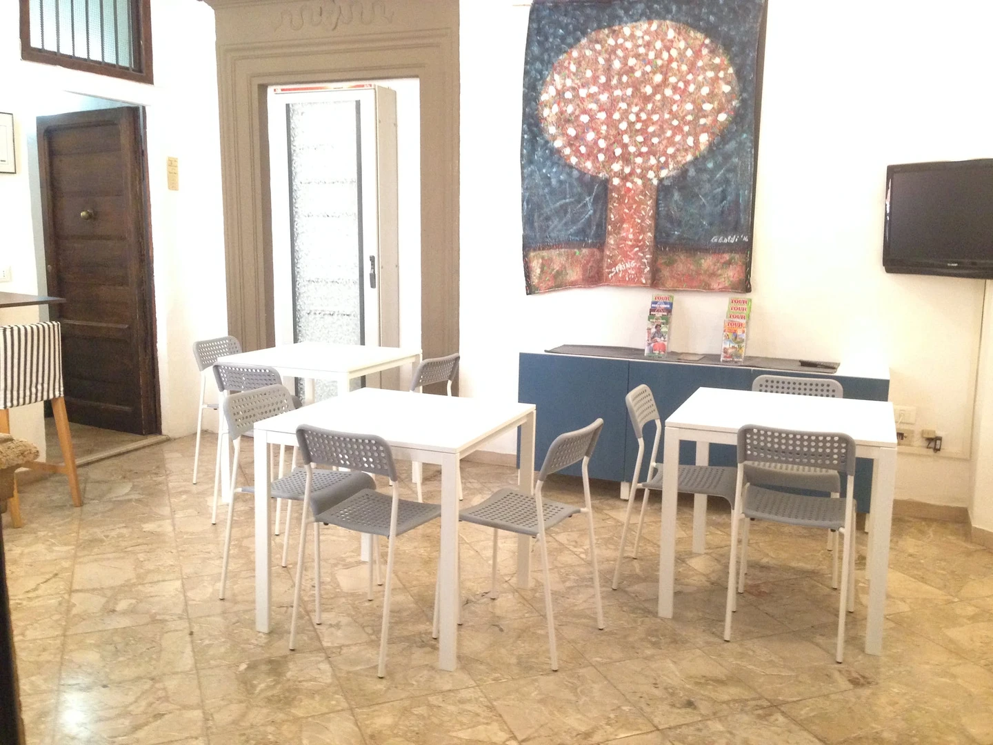Mehrbettzimmer mit Schreibtisch in Siena