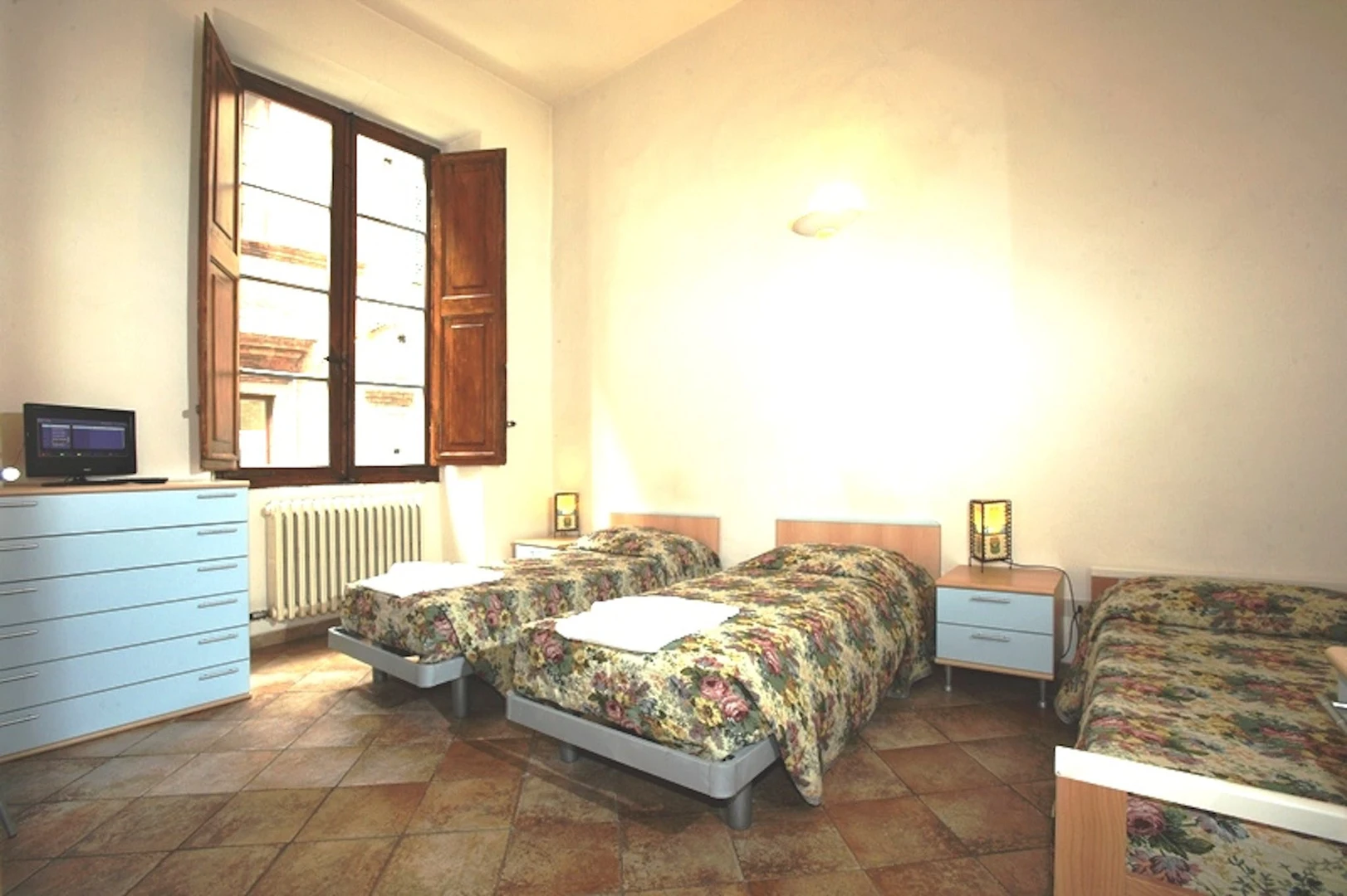Mehrbettzimmer in 3-Zimmer-Wohnung Siena
