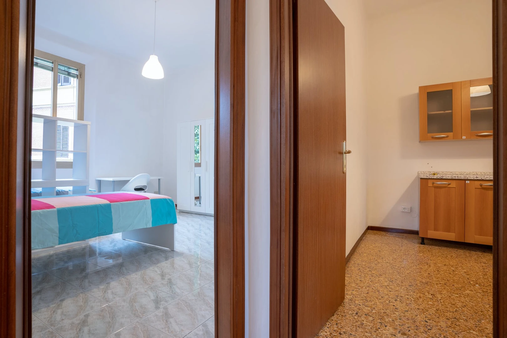 Habitación compartida con escritorio en Bolonia