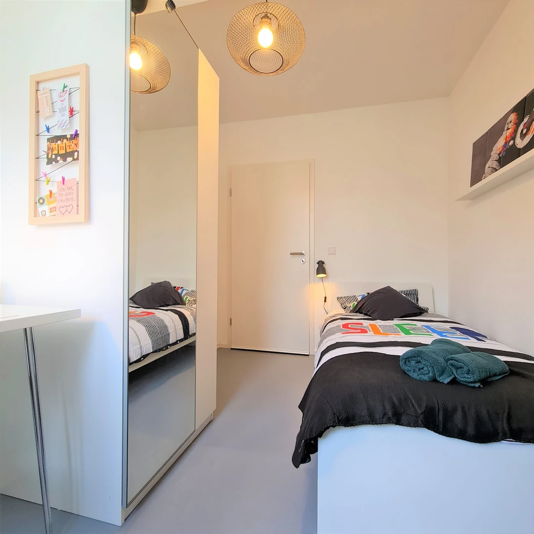 Bonn de çift kişilik yataklı kiralık oda