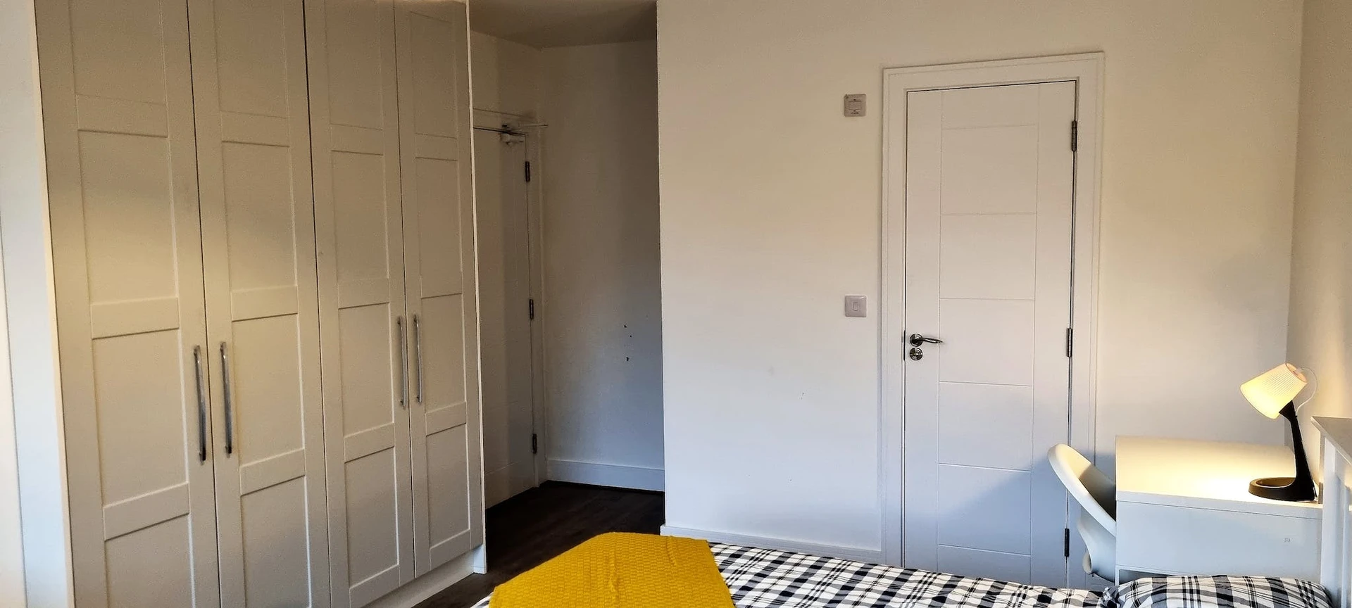 Cheap shared room in Dublin