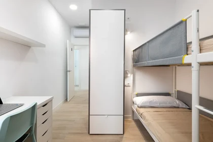 Mehrbettzimmer in 3-Zimmer-Wohnung Barcelona