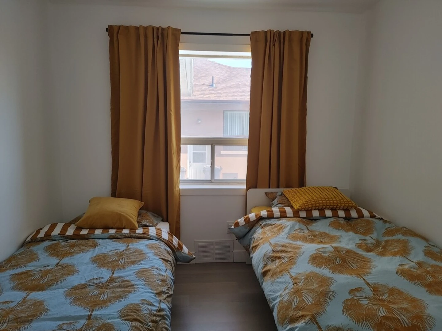 Cheap shared room in Toronto