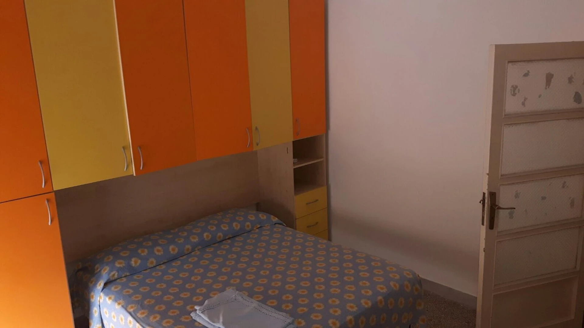 Zimmer mit Doppelbett zu vermieten Foggia