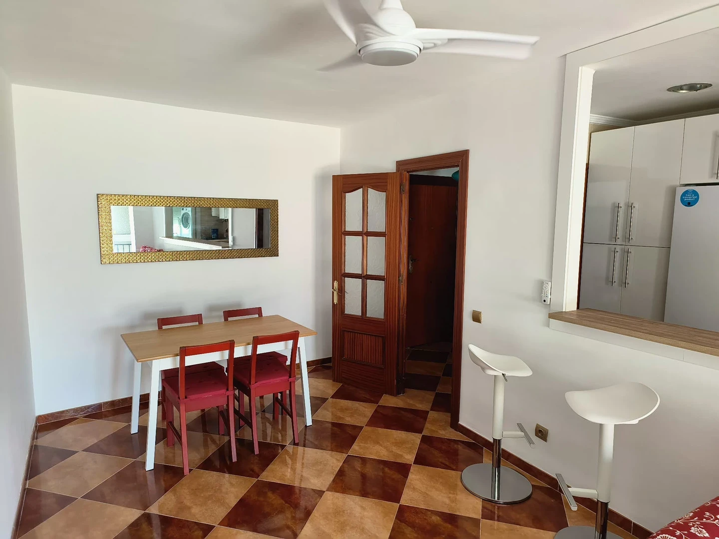 Habitación compartida con escritorio en Málaga