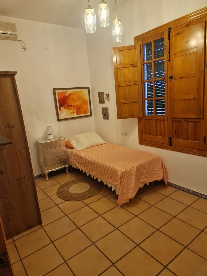 Cheap private room in Dos Hermanas