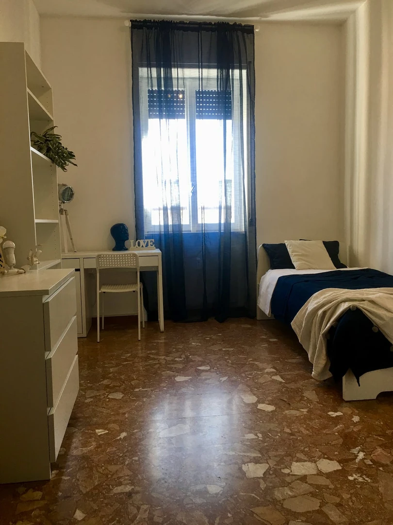Chambre à louer dans un appartement en colocation à Bergame