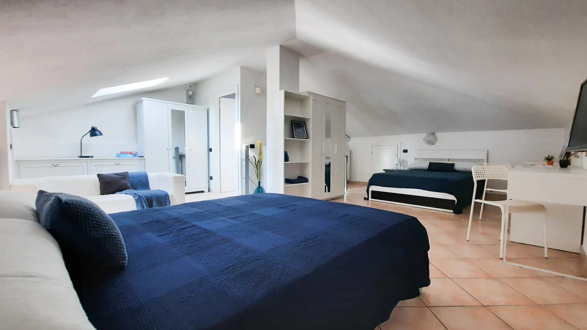 Habitación compartida en apartamento de 3 dormitorios Bérgamo
