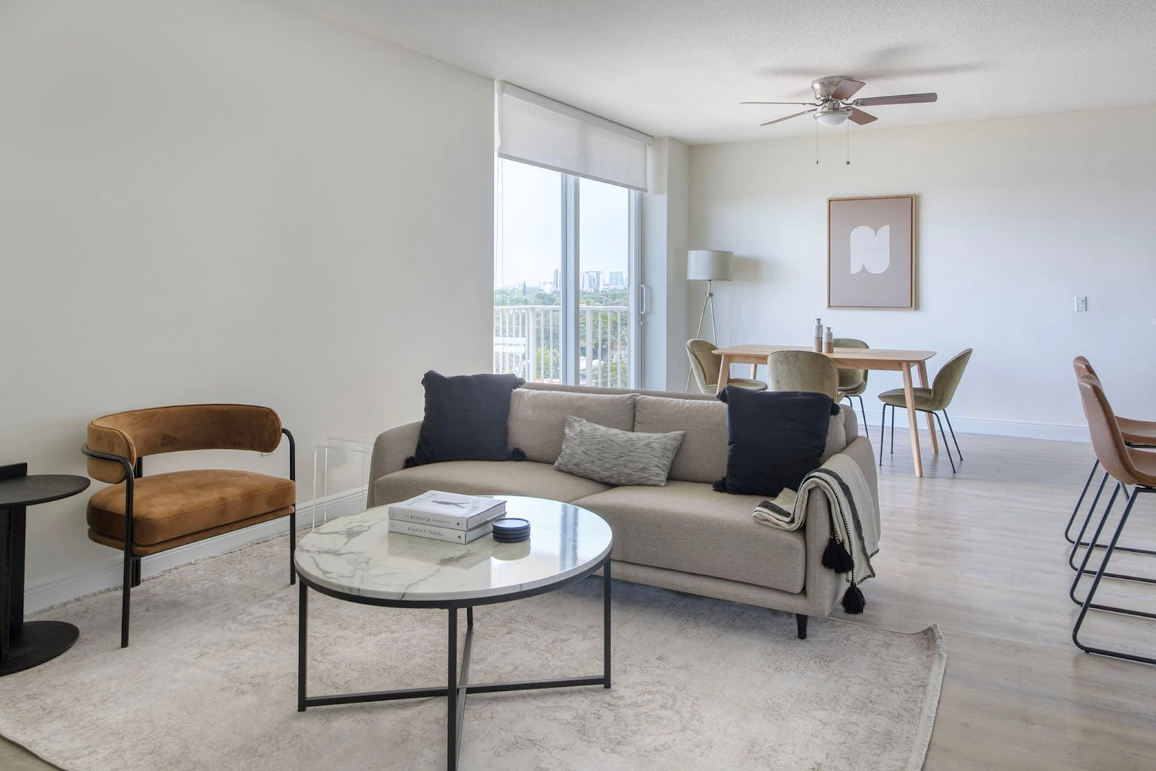 Komplette Wohnung voll möbliert in Miami