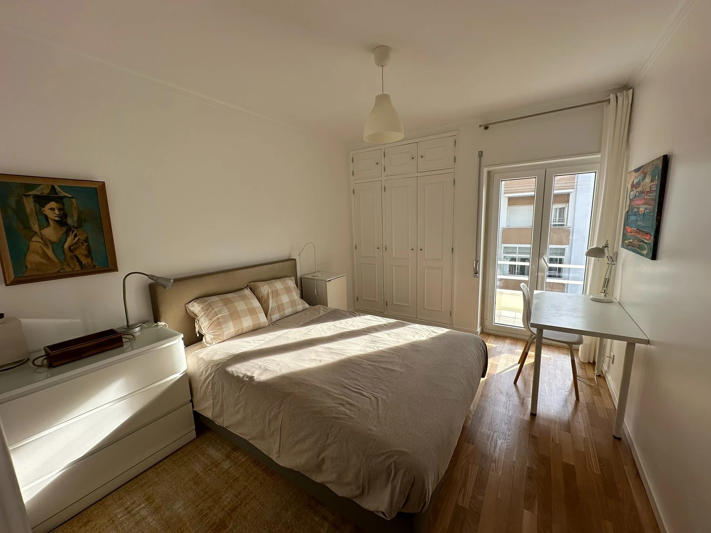 Renting rooms by the month in Estoril