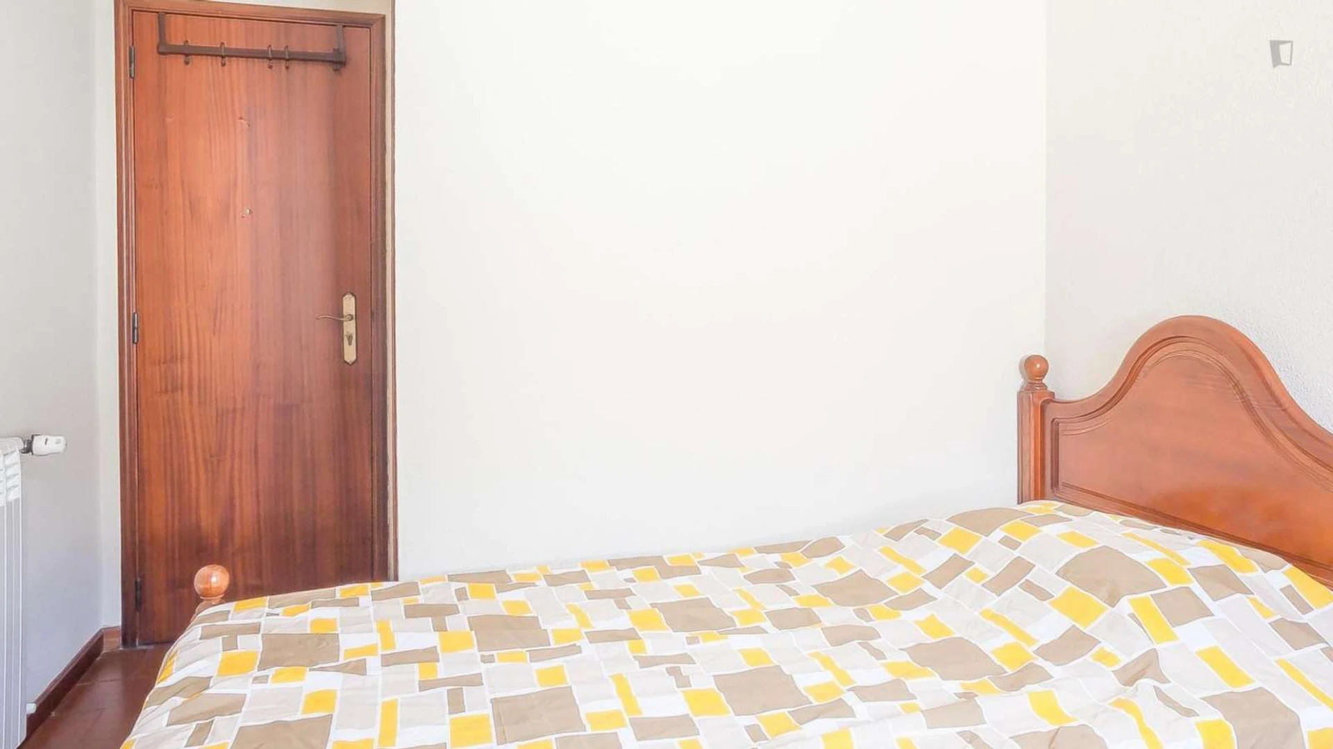 Quarto para alugar com cama de casal em Coimbra