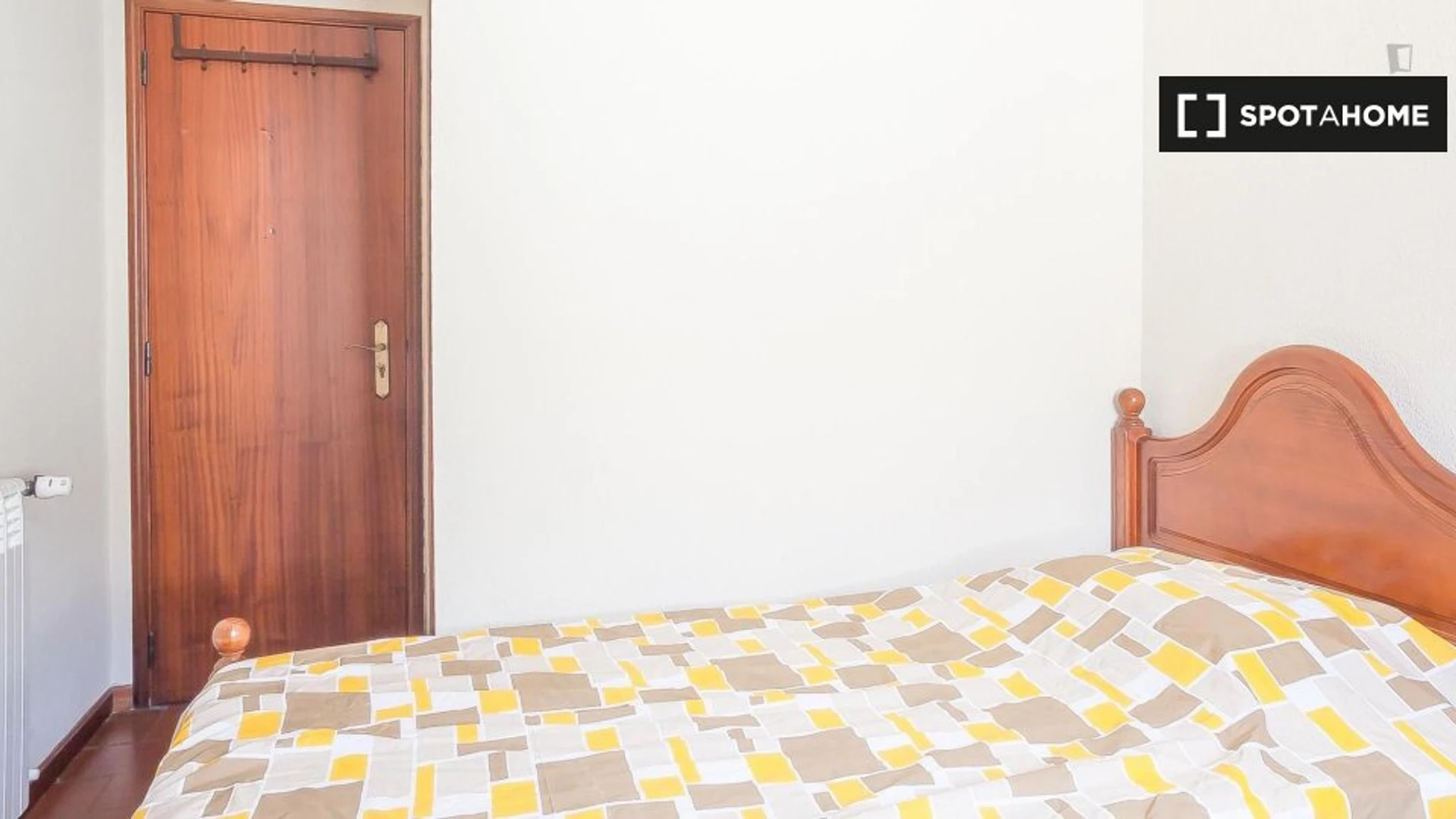 Quarto para alugar com cama de casal em Coimbra