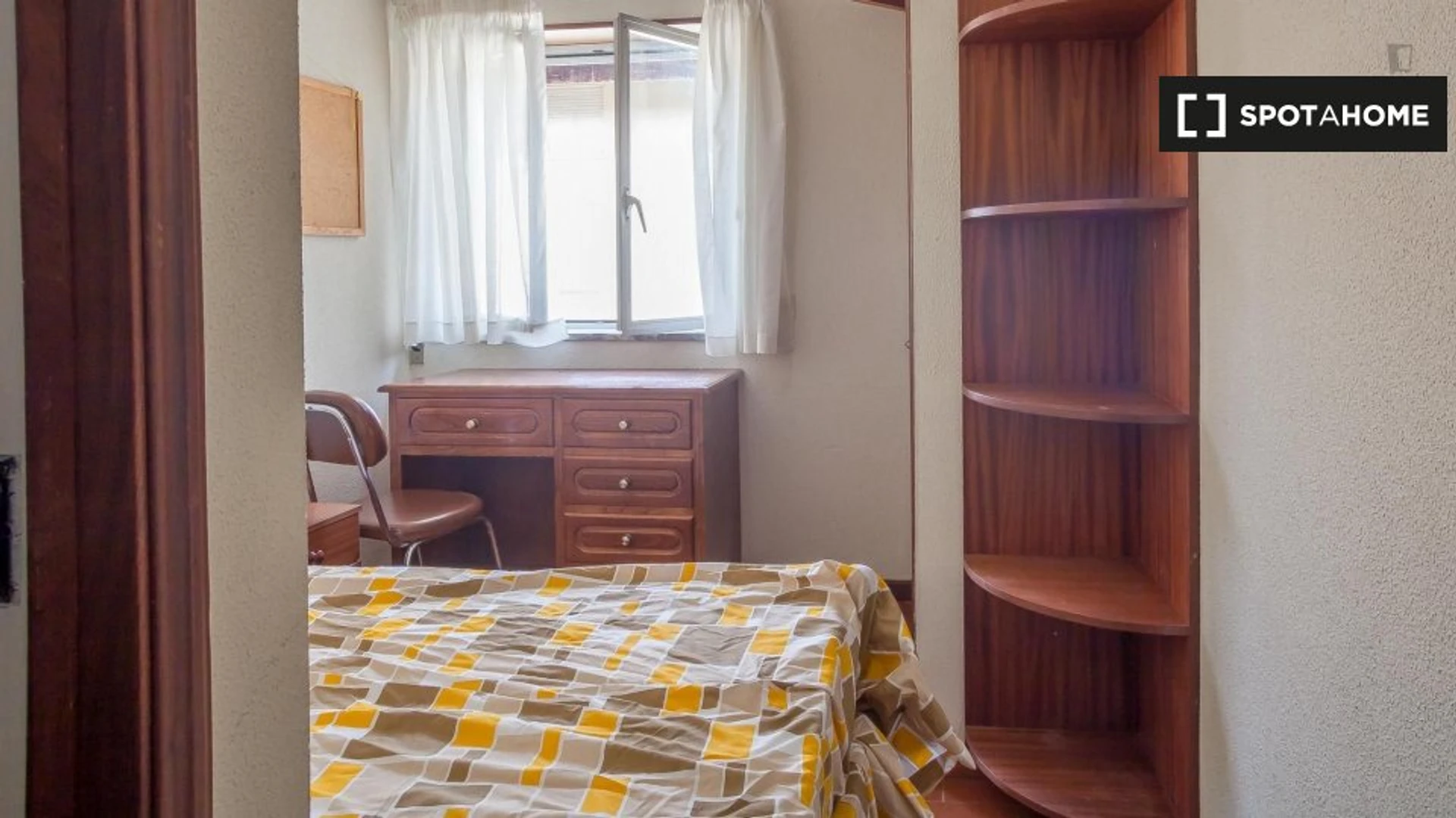 Chambre à louer dans un appartement en colocation à Coimbra
