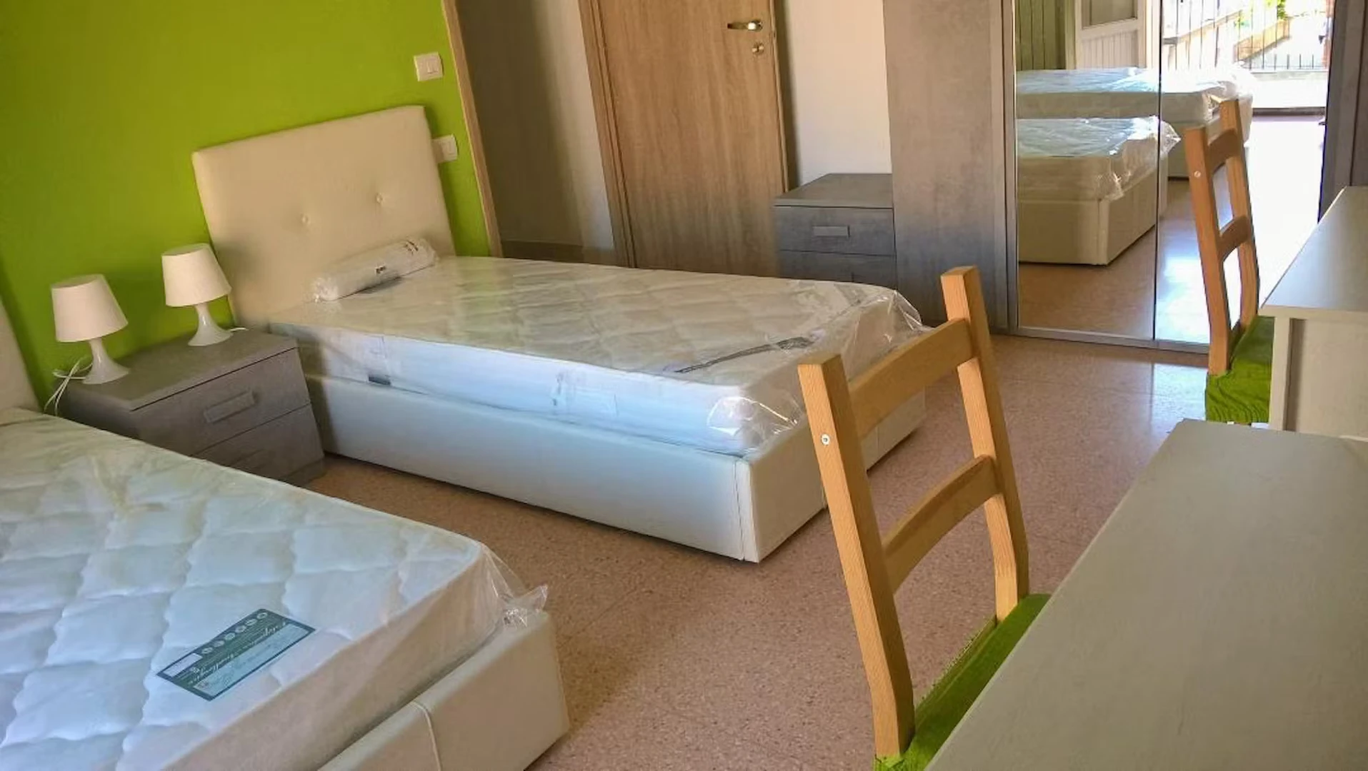 Habitación compartida en apartamento de 3 dormitorios Bolonia