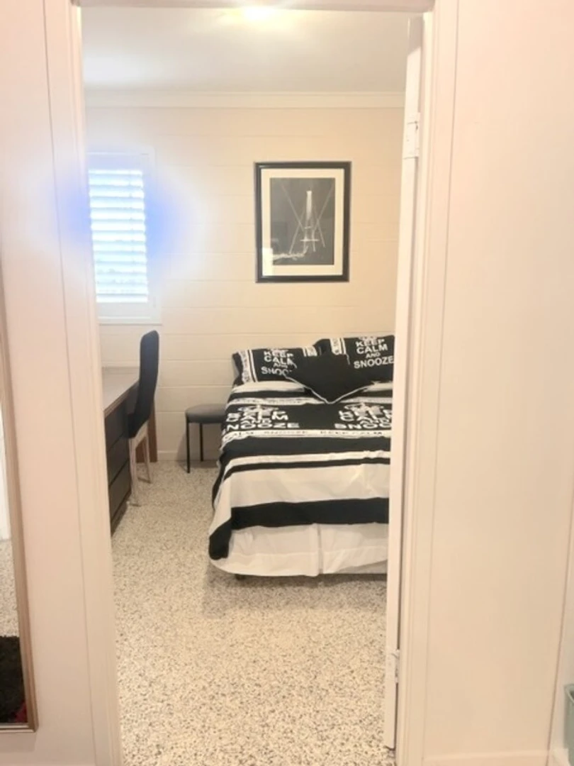 Cheap private room in Gold Coast