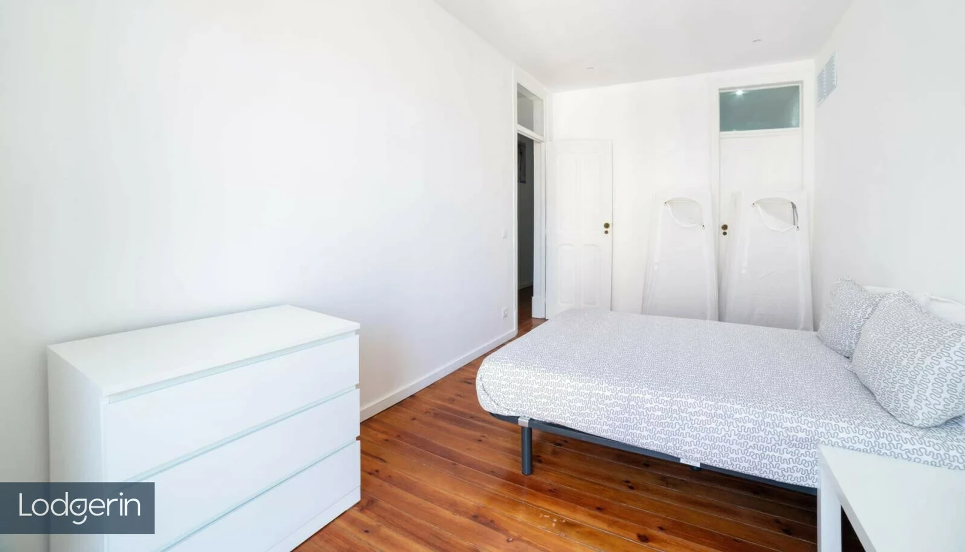 Shared room in 3-bedroom flat Lisbon