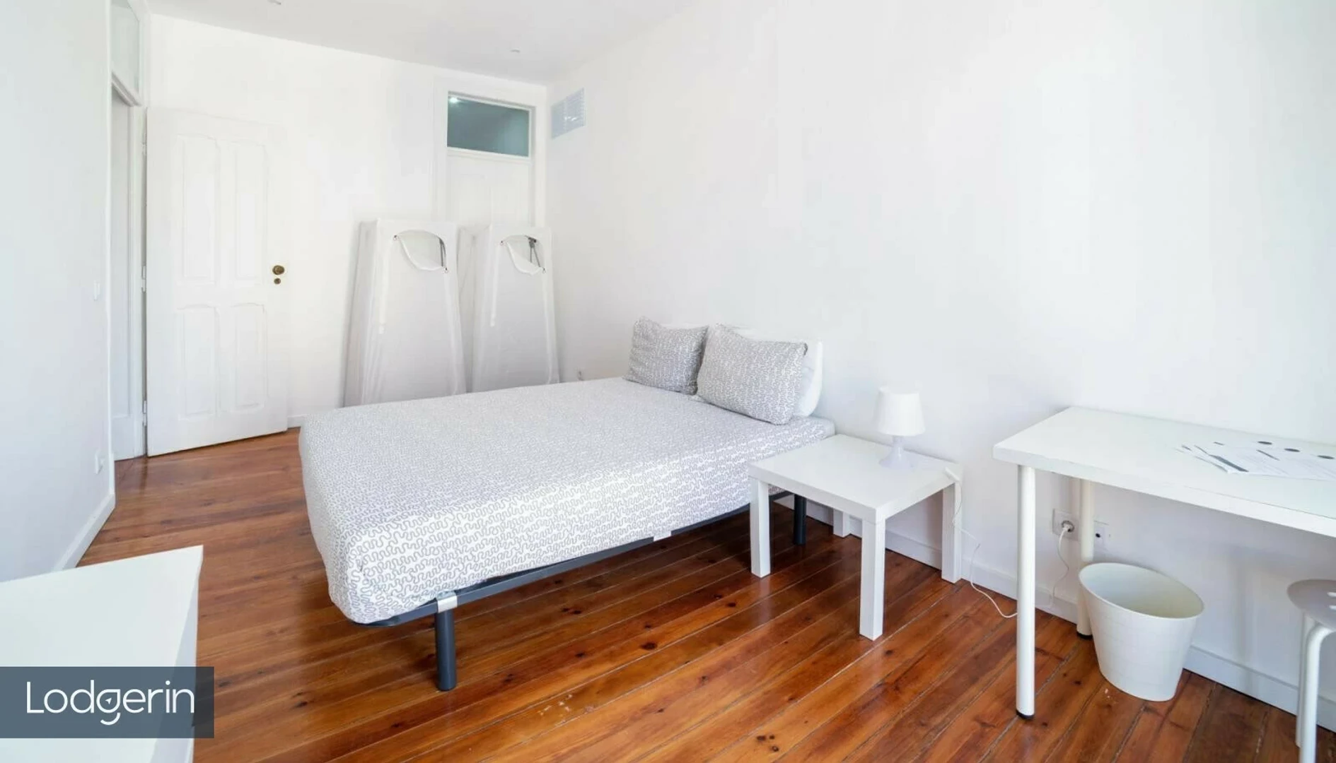 Shared room in 3-bedroom flat Lisbon