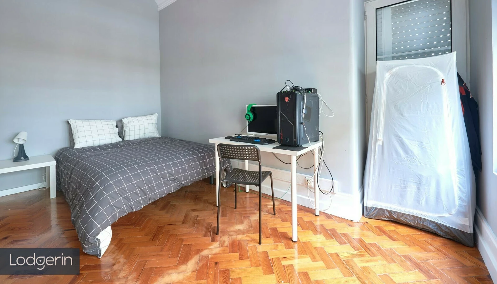 Shared room with desk in Lisbon