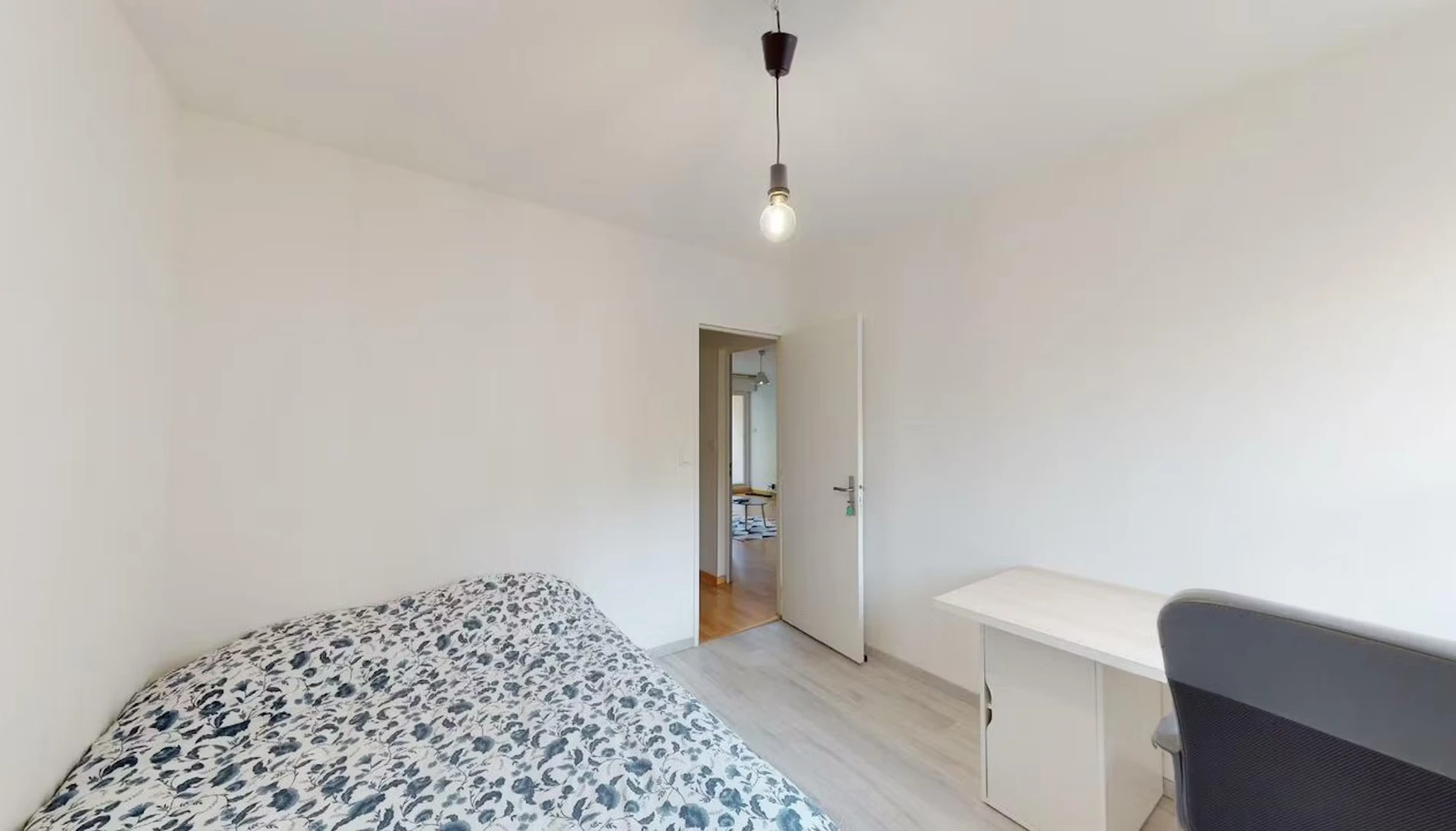 Cheap private room in Besançon
