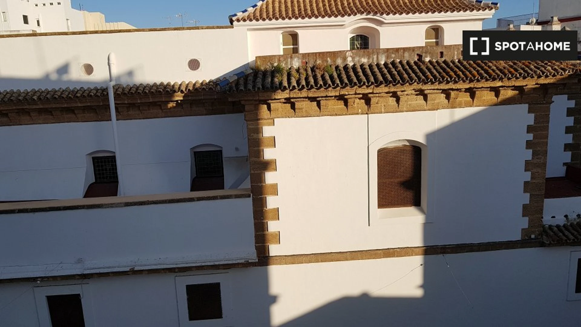 Renting rooms by the month in Cádiz
