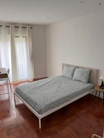 Room for rent in a shared flat in Estoril