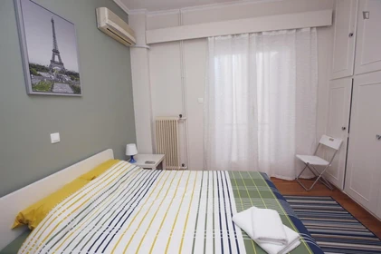 Helles Privatzimmer in Athen
