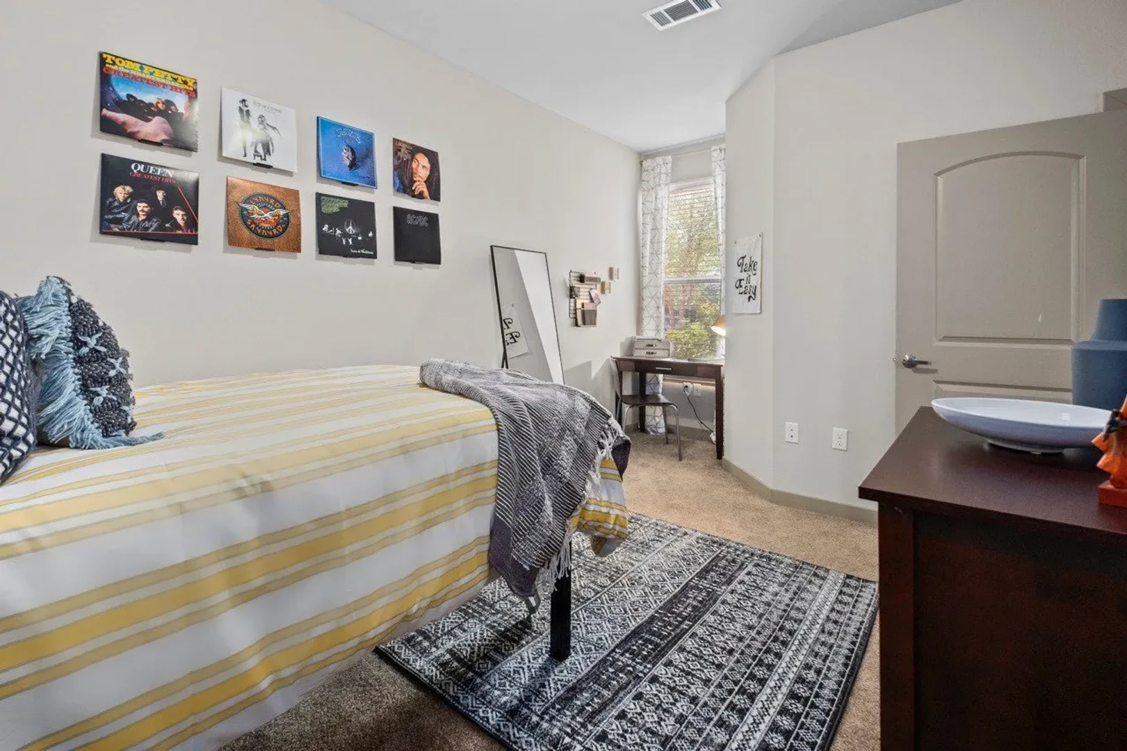 Very bright studio for rent in Bryan