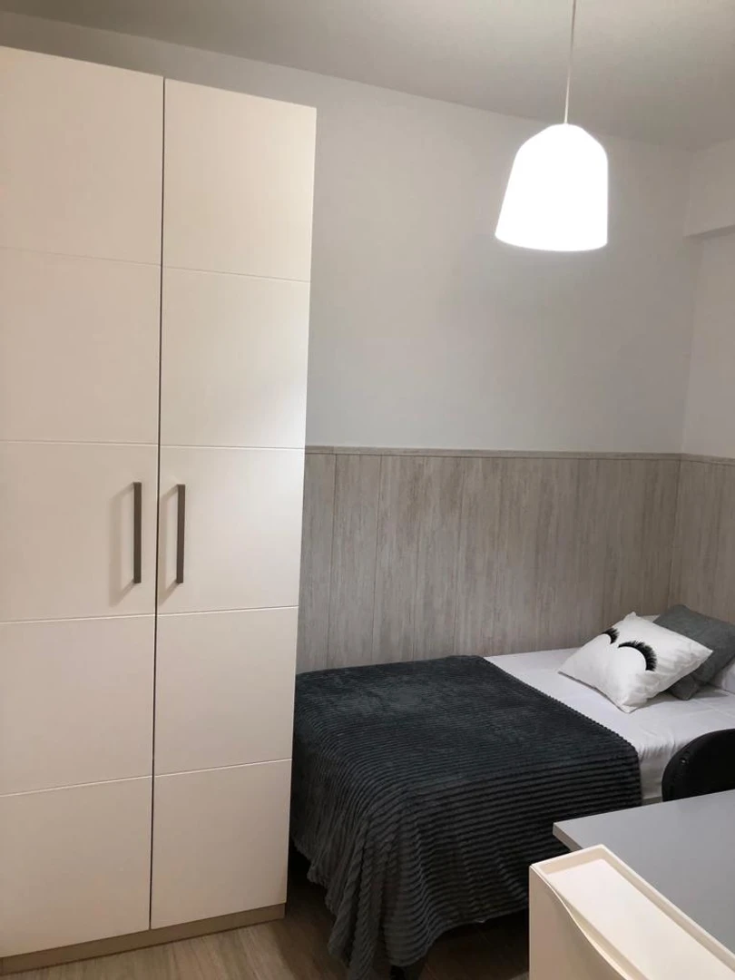 Cheap shared room in Granada