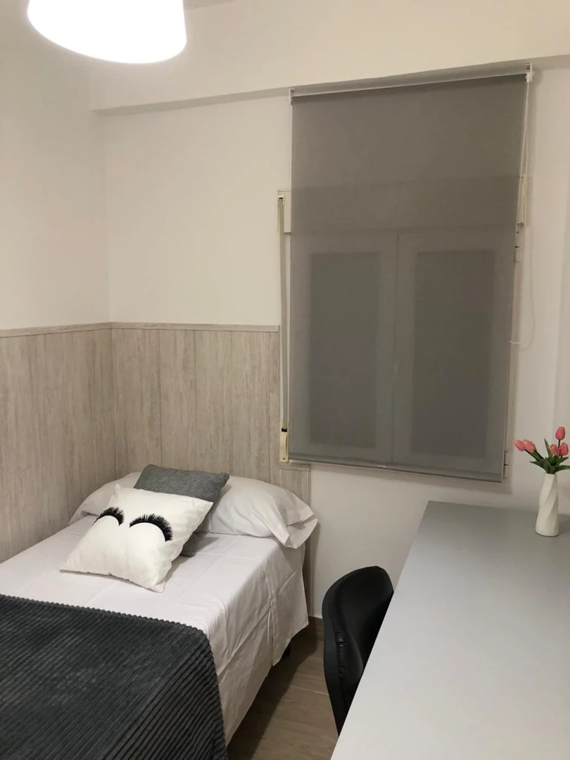 Cheap shared room in Granada
