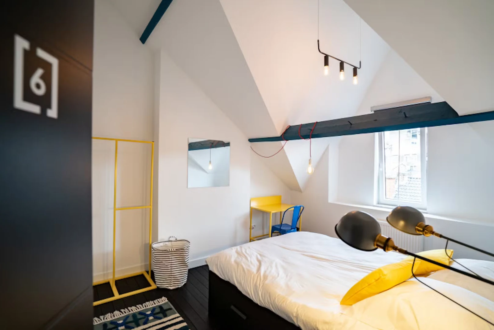 Renting rooms by the month in Charleroi