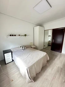 Helles Privatzimmer in Logroño