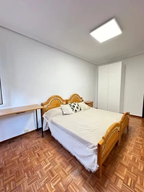 Pokój do wynajęcia z podwójnym łóżkiem w Logroño