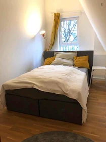 Zimmer mit Doppelbett zu vermieten Köln