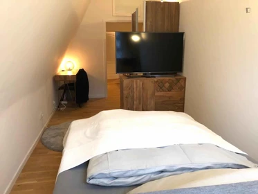 Zimmer mit Doppelbett zu vermieten Köln