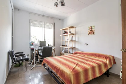 Habitación privada muy luminosa en Sabadell