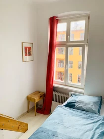 Mehrbettzimmer mit Schreibtisch in Berlin