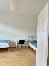 Mehrbettzimmer mit Schreibtisch in Berlin