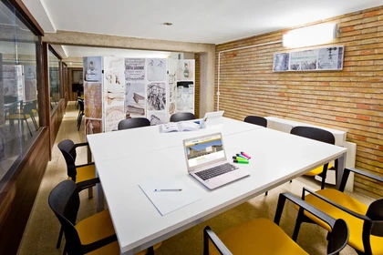 Mehrbettzimmer mit Schreibtisch in Pamplona/iruña