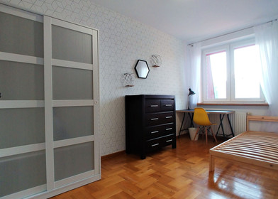Mehrbettzimmer mit Schreibtisch in Warschau