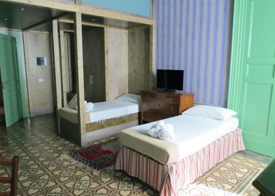 Mehrbettzimmer in 3-Zimmer-Wohnung Catania