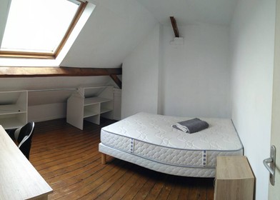 Room for rent with double bed Valenciennes
