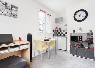 Renting rooms by the month in Amiens