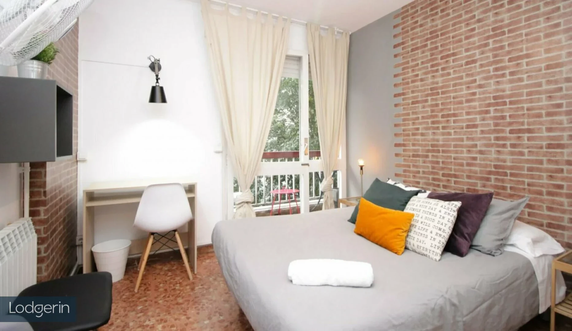 Bright shared room for rent in Barcelona