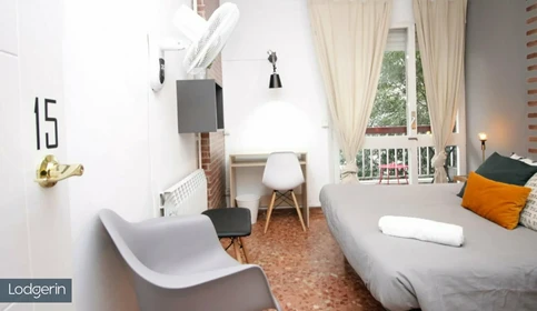 Mehrbettzimmer mit Schreibtisch in Barcelona