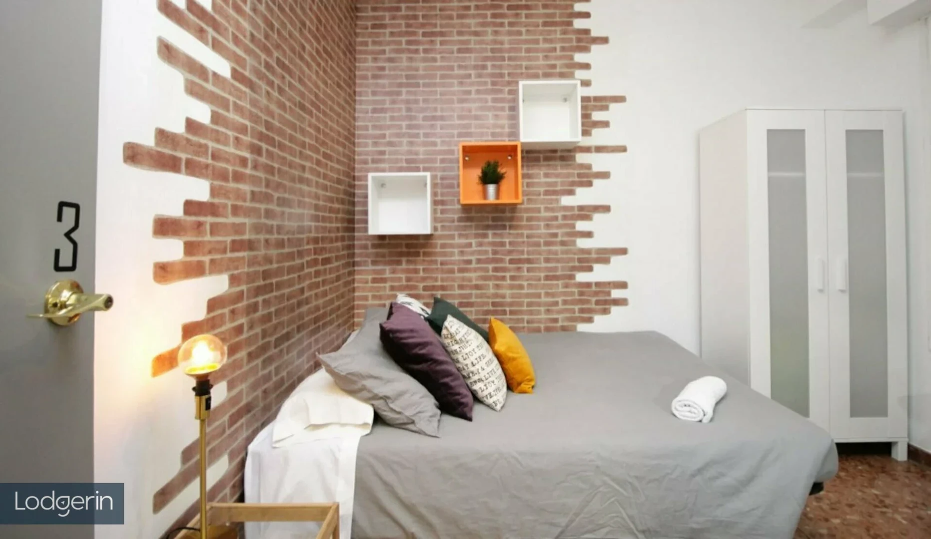 Cheap shared room in Barcelona
